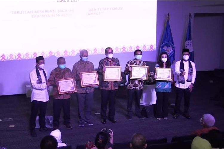 Mahasiswa Podomoro University meraih prestasi tingkat nasional dan internasional sepanjang November 2021, di antaranya dalam gelaran Kompetisi KMI (Kewirausahaan Mahasiswa Indonesia) Expo 2021, Indonesia Inventors Day 2021, dan juga penghargaan LLDikti Wilayah III.