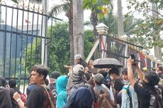 Ramai-ramai Jebol Pagar DPR, Pelajar: Mahasiswa, Sini Masuk!