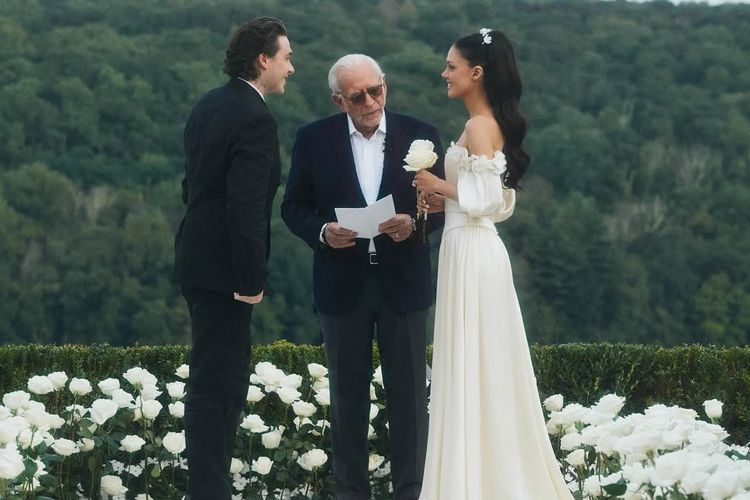 Nicola Peltz Beckham memukau di pembaruan sumpah nikah, mengenakan gaun pengantin vintage milik sang ibu dari 1985.