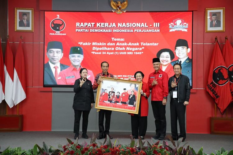 Momen Ketua Umum PDI-P Megawati Soekarnoputri menyerahkan sebuah bingkai foto ke Presiden Joko Widodo (Jokowi) dalam acara Rakernas ketiga PDI-P, di Sekolah Partai, Lenteng Agung, Jakarta, Selasa (6/6/2023). Adapun bingkai foto itu merupakan dokumentasi usai Ganjar Pranowo diumumkan sebagai bakal capres di Istana Batutulis, Bogor, Jawa Barat.