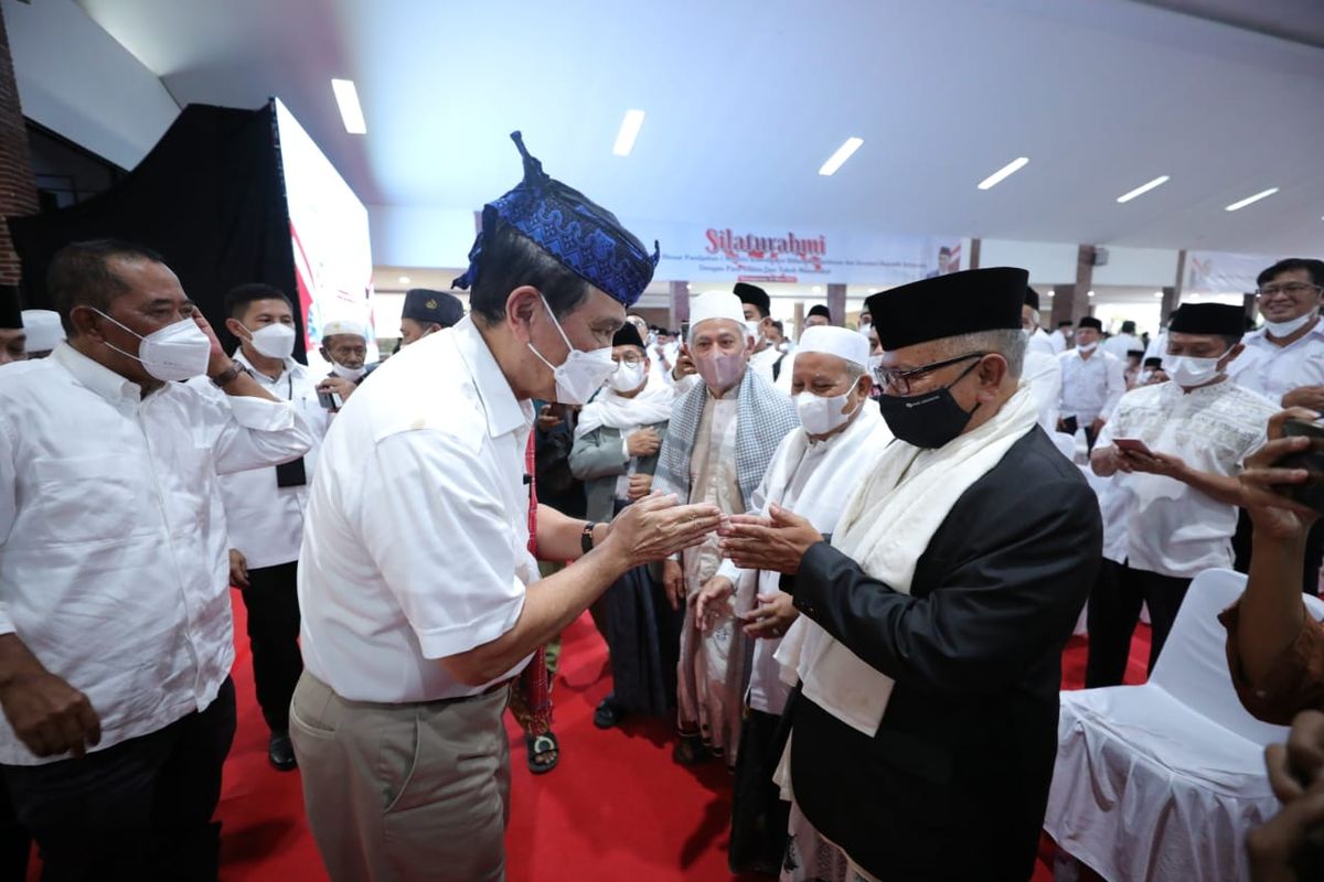 Menteri Koordinator Bidang Kemaritiman dan Investasi Luhut Binsar Pandjaitan menghadiri tasyakuran di Kediaman Tokoh Lebak, Banten, Mulyadi Jayabaya, Kamis (31/3/2022).