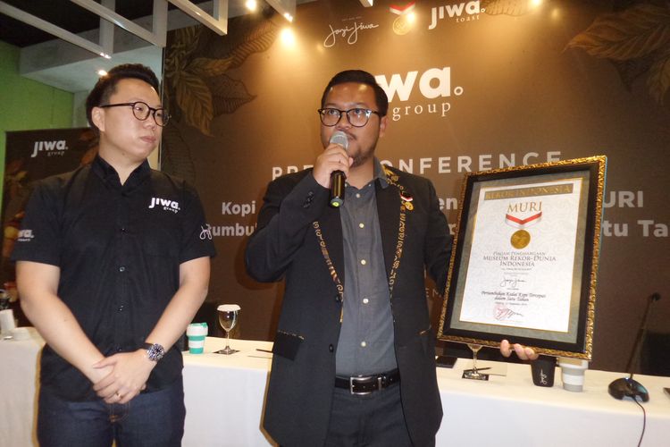 CEO dan Founder Kopi Janji Jiwa Billy Kurniawan (kiri) saat menerima penghargaan dari Museum Rekor Dunia Indonesia (MURI). Kopi Janji Jiwa mendapatkan penghargaan untuk rekor Pertumbuhan Kedai Kopi Tercepat dalam Satu Tahun. 