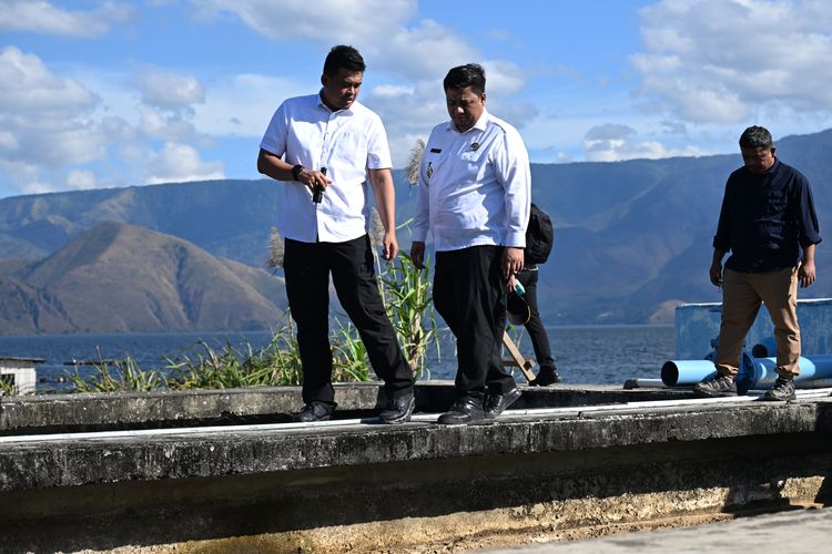 Gubernur Sumatera Utara (Sumut) Bobby Nasution didampingi Bupati Samosir Vandiko Gultom melakukan sidak ke Reservoir milik PDAM Tirtanadi cabang Samosir, Senin (7/7/2025). 