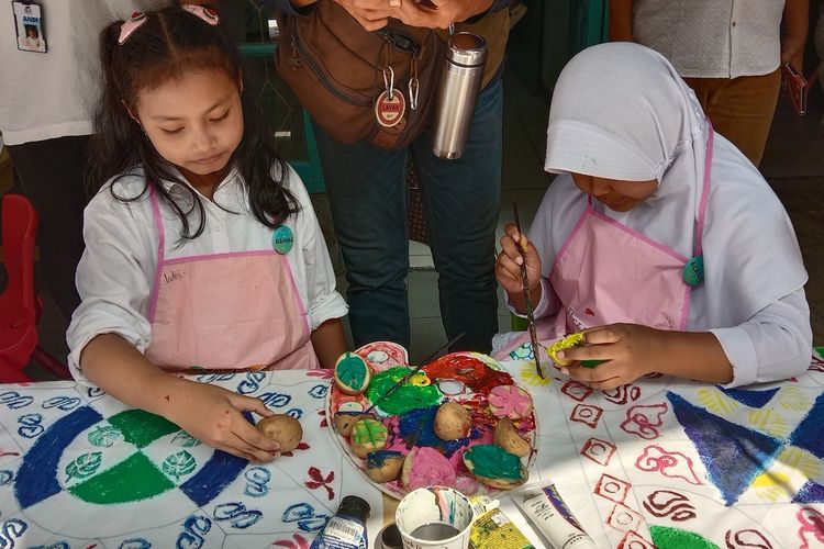 Anak-Anak Asuh Rumah Belajar Sabilulungan Tengah sibuk membuat hasil karya kolase, lukis hingga membuat batik cap dari alat cap yang terbuat dari kentang, di Rumah Belajar Sabilulungan, Sekeloa, Kota Bandung, Jawa Barat.