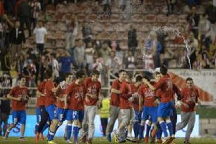 Para pemain Athletic Bilbao merayakan keberhasilan lolos ke babak play-off Liga Champions pada musim 2014-15, setelah menang 3-0 atas Rayo Vallecano di Stadion Teresa Rivero, Madrid, Jumat (3/5/2014).