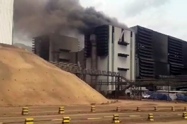 Tangkapan layar video smelter L milik PT IWIP di Kabupaten Halmahera Tengah, Maluku Utara terbakar pada Jumat (6/1/2023)