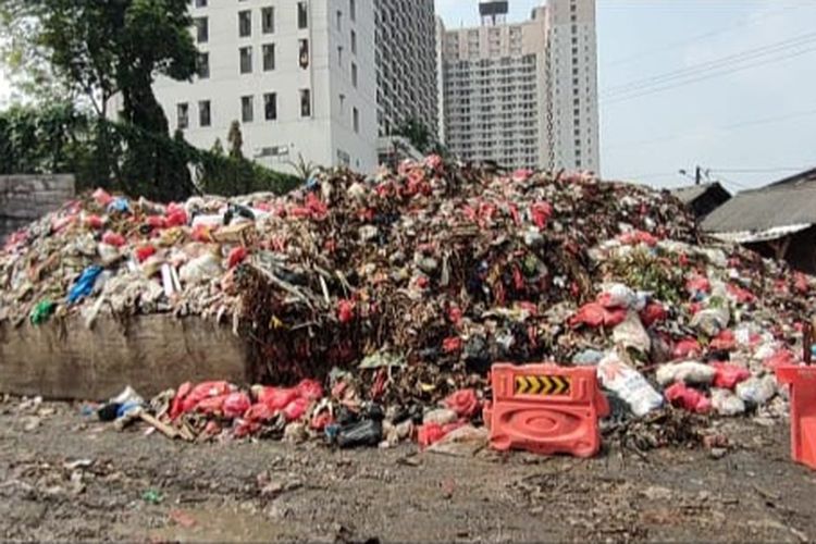Sampah yang menggunung di tempat pembuangan sementara (TPS) di Pasar Kemirimuka, Depok pada Senin (29/5/2023).