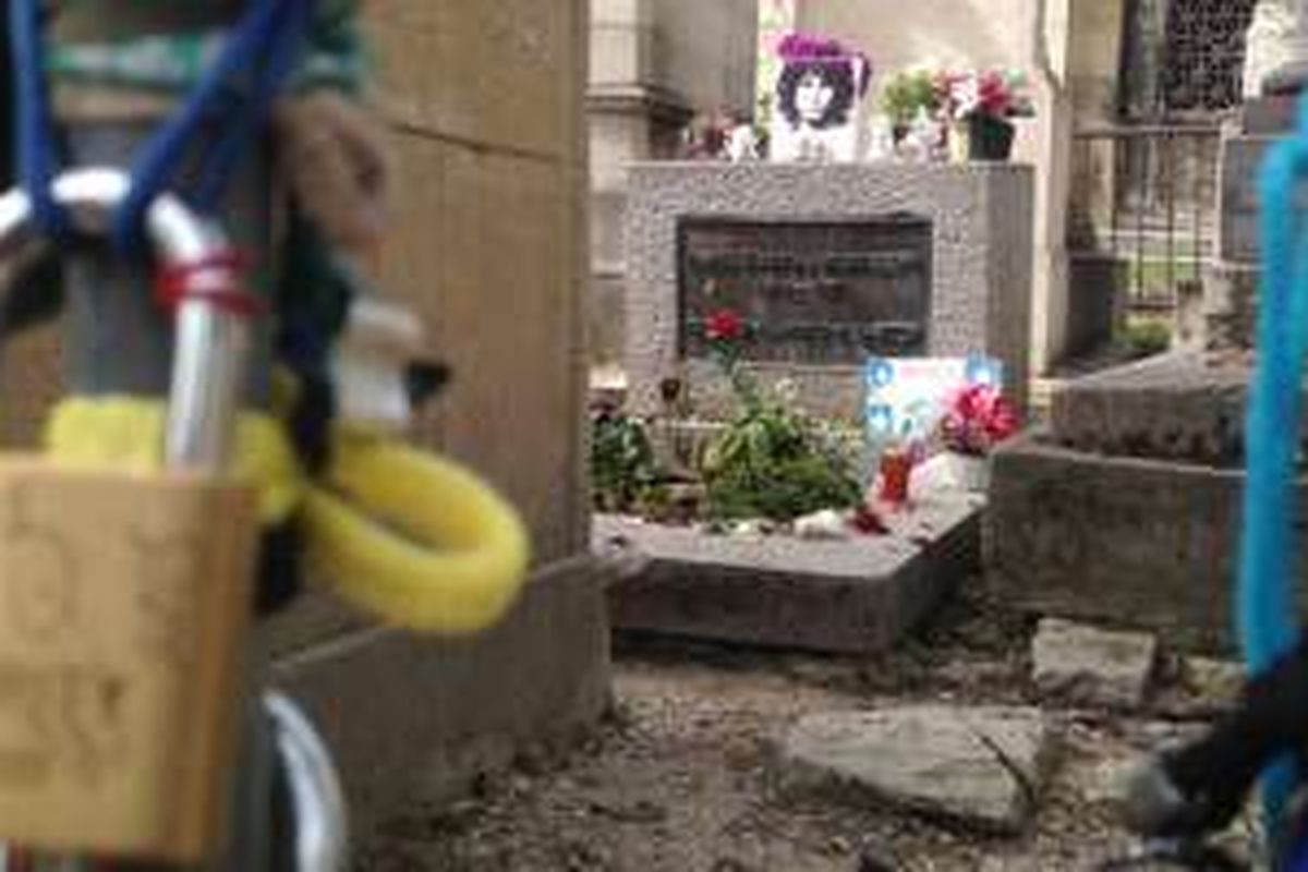 Makam Jim Morrison di komplek kuburan Pere Lachaise, Paris