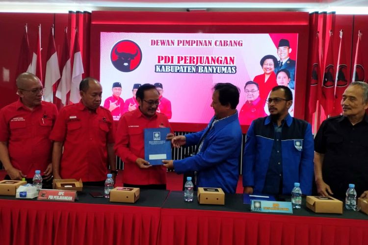 Pengurus DPD PAN Banyumas menyerahkan rekomendasi untuk Sadewo Tri Lastiono kepada peengurus DPC PDI-P Banyumas, Jawa Tengah, Senin (3/6/2024) sore.