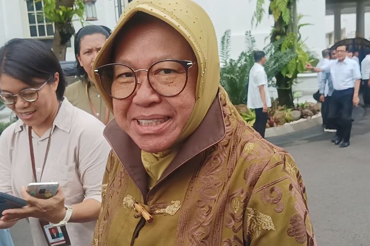 Menteri Sosial (Mensos) Tri Rismaharini di Kompleks Istana Kepresidenan, Jakarta, Senin (26/2/2024).