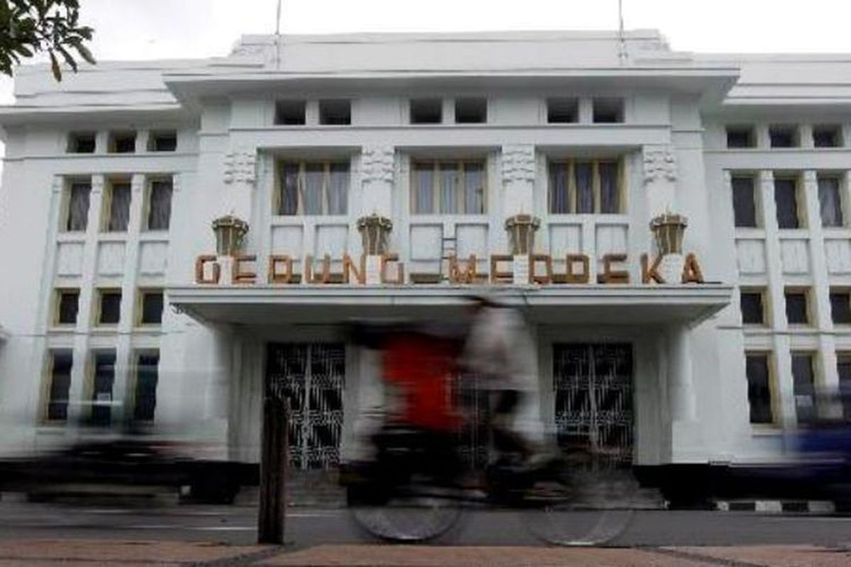 Gedung Merdeka di Jalan Asia Afrika, Bandung, Jawa Barat, Jumat (25/3/2011). Gedung ini pernah menjadi tempat berlangsungnya Konferensi Tingkat Tinggi Asia-Afrika pada tahun 1955. Sekarang gedung ini dimanfaatkan sebagai museum yang memajang catatan sejarah mengenai KTT Asia-Afrika berupa foto hingga koleksi benda.