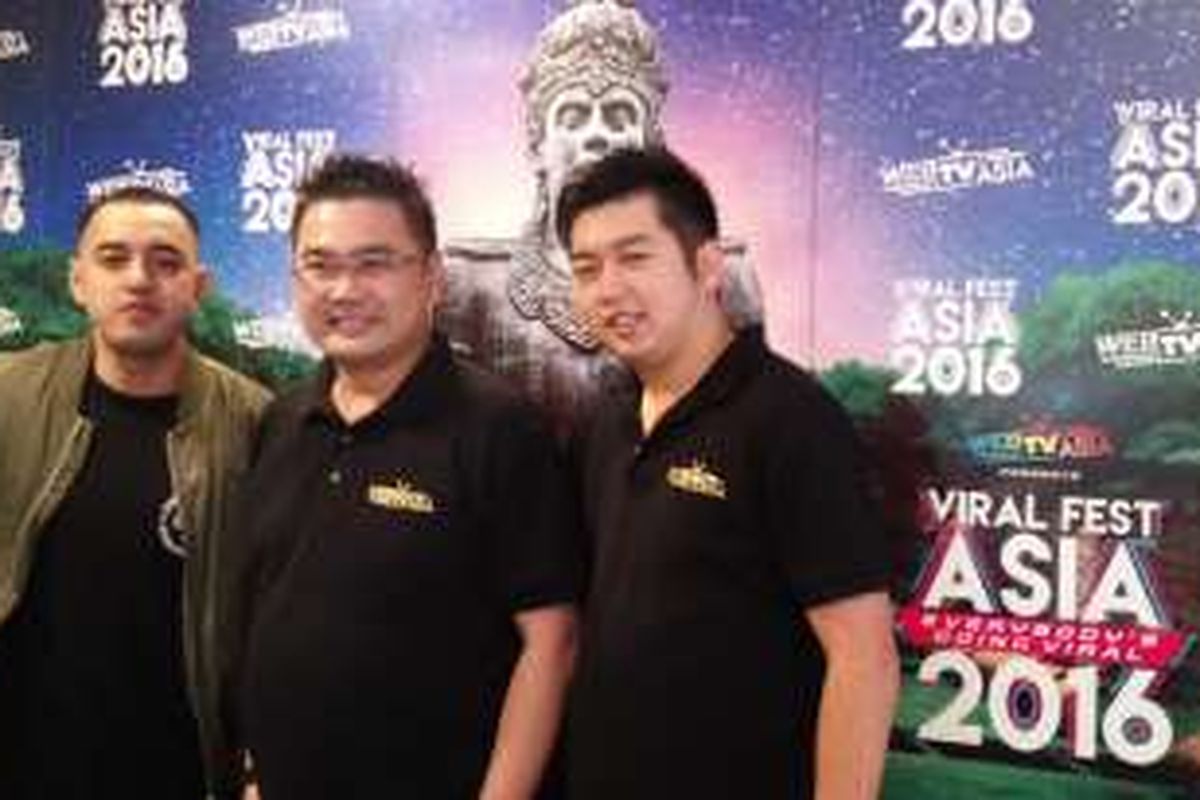 Kemal Pahlevi (kiri), CEO WebTVAsia Fred Chong (tengah), dan Chief Operating Officer WebTVAsia Indonesia Billy Ching (kanan) usai konferensi pers Viral Fest Asia 2016 di Qubicle Senopati 79, Jakarta Selatan, Kamis (23/6/2016).