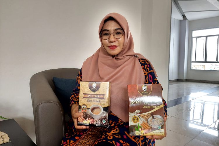 Umi Salamah, pengusaha makanan dan minuman dari Ternate yang menggunakan rempah sebagai bahan baku produk