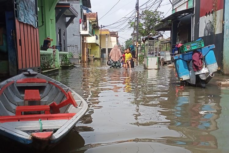 Kampung Bojongasih, Desa Dayeuhkolot, Kecamatan Dayeuhkolot, Kabupaten Bandung, Jawa Barat kembali dilanda banjir kiriman dari Kota Bandung dan luapan sungai Citarum, pada Selasa (13/12/2022) ketinggian banjir mencapai 70 sampai 80 sentimeter