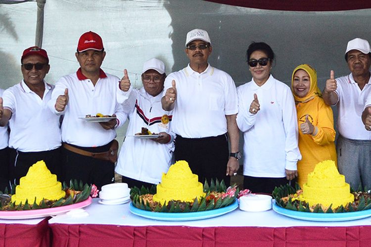 KOMPAS.COM/Dylan Aprialdo Rachman
Ketua MA Hatta Ali beserta jajaran pimpinan MA berfoto bersama dalam acara perayaan hari ulang tahun MA ke-72 di Agrowisata Gunung Mas, Kawasan Puncak, Jawa Barat, Sabtu (19/8/2017). 
