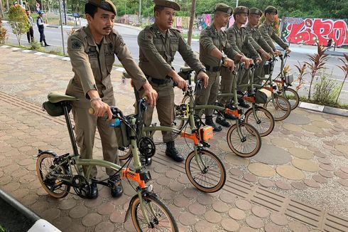 Viral, Foto Petugas Satpol PP Makassar dengan Sepeda Brompton Seharga Rp 90 Juta