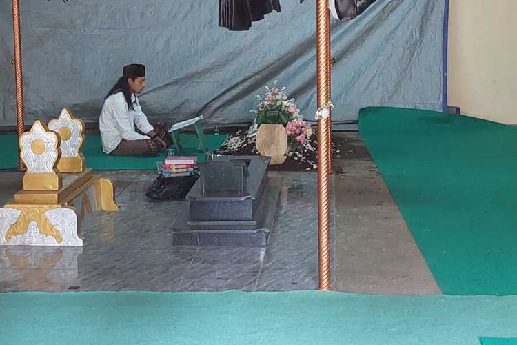 Makan Mama Eulis, orang terkaya di Bandung Barat di Parongpong, Bandung Barat.