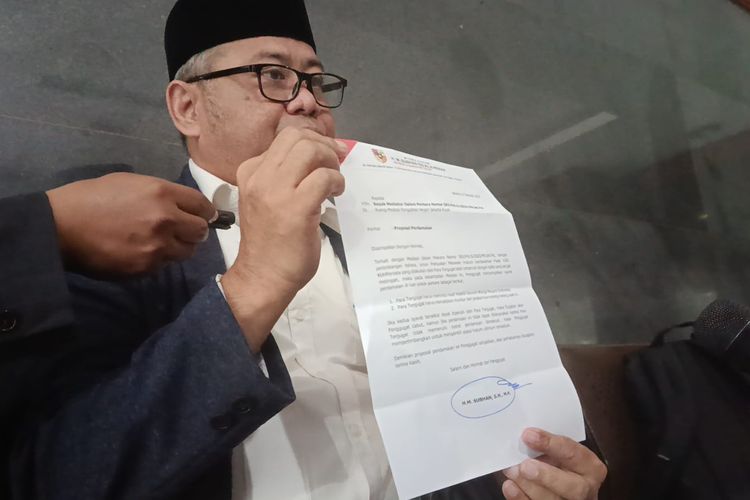 Penggugat Wapres Gibran Rakabuming Raka Subhan menunjukkan proposal perdamaian saat ditemui di Pengadilan Negeri Jakarta Pusat, Senin (6/10/2025).