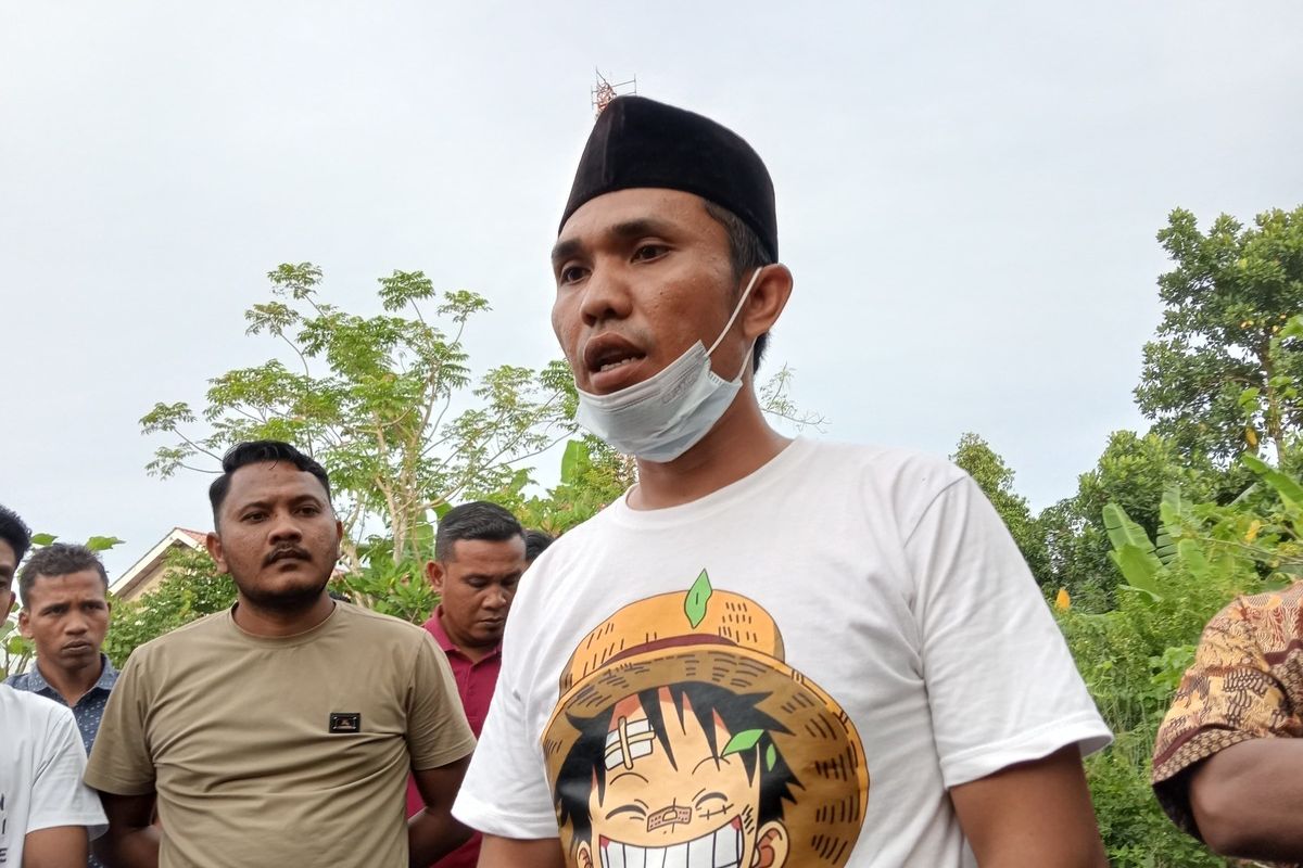 Tgk Mujirurrahman, sepupu dari Imam di lokasi pemakaman Desa Uteun Geulinggang, Kecamatan Dewantara, Kabupaten Aceh Utara, Provinsi Aceh, Senin (17/3/2025).
