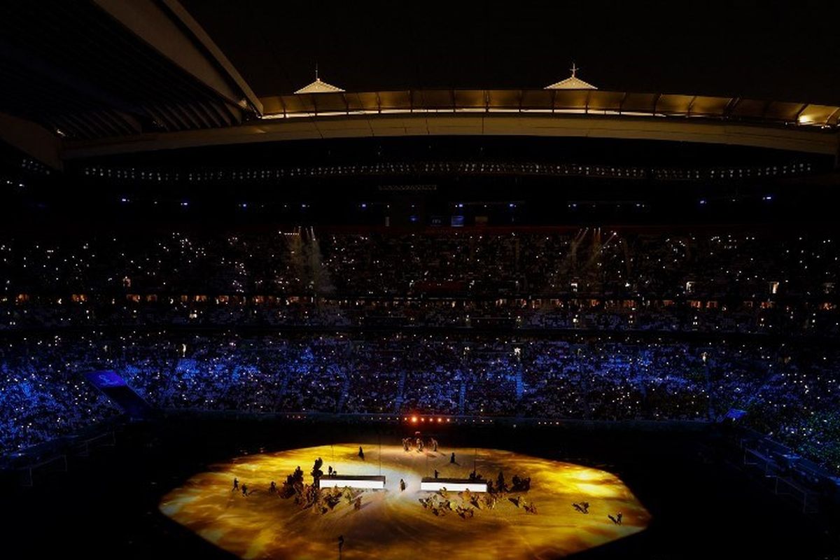Penari tampil saat upacara pembukaan atau Opening Ceremony Piala Dunia 2022 Qatar jelang laga antara Qatar vs Ekuador di Stadion Al-Bayt di Al Khor, utara Doha pada Minggu 20 November 2022.