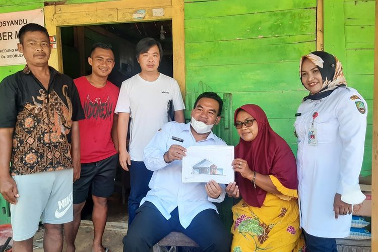 Bupati Blora, Arief Rohman dan rombongan mengecek renovasi rumah masa kecil pesepakbola Pratama Arhan di Desa Sidomulyo, Kecamatan Banjarejo, Blora pada Rabu (6/4/2022)