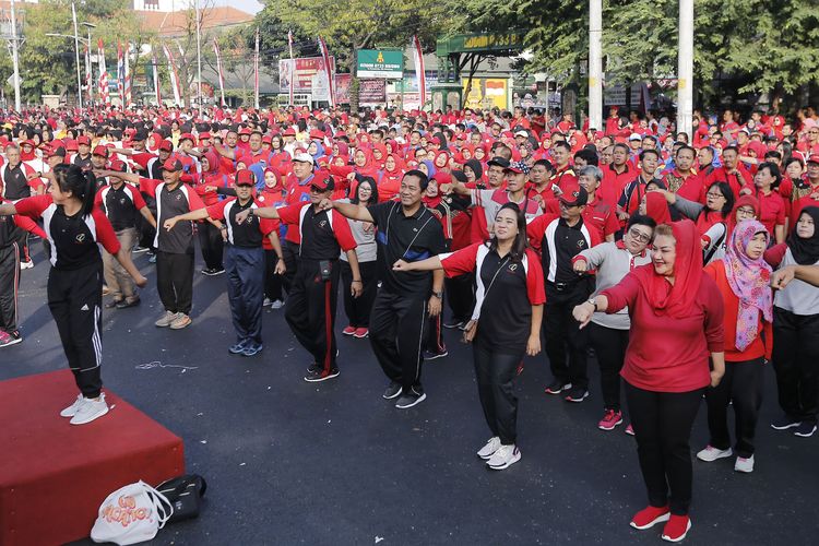 Wali Kota Semarang Hendrar Prihadi tampak ikut senam bersama usai secara resmi membuka rangkaian acara HUT ke-472 Kota Semarang di Jalan Pemuda. 