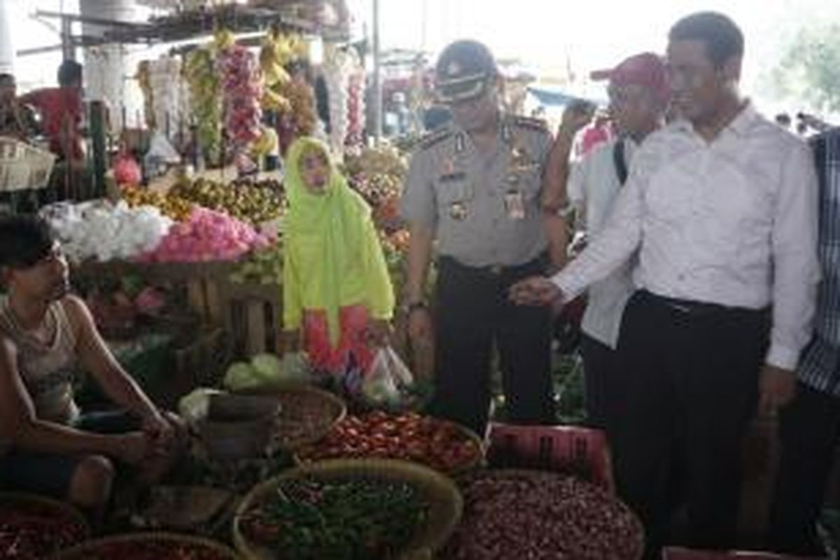 Mentan Andi Amran Sulaiman menyatakan tidak akan memberi rekomendasi impor karena yakin produksi dalam negeri cukup untuk memenuhi kebutuhan masyarakat. Mentan melakukan kunjungan kerja ke daerah-daerah sentra bawang seperti Brebes dan Bima untuk memastikan pasokan.
