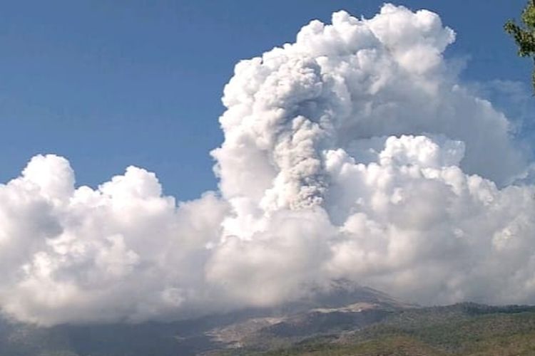 Gunung Lewotobi Laki-laki meletus pada Jumat (15/11/2024).