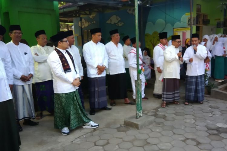 Ketua Umum PKB, Muhaimin Iskandar (Sarung Hijau)  menjadi inspektur upacara (irup) ulang tahun kemerdekaan Republik Indonesia ke 73 di Madrasah Ibtidaiyah Negeri (MIN) Jejeran, Bantul, 