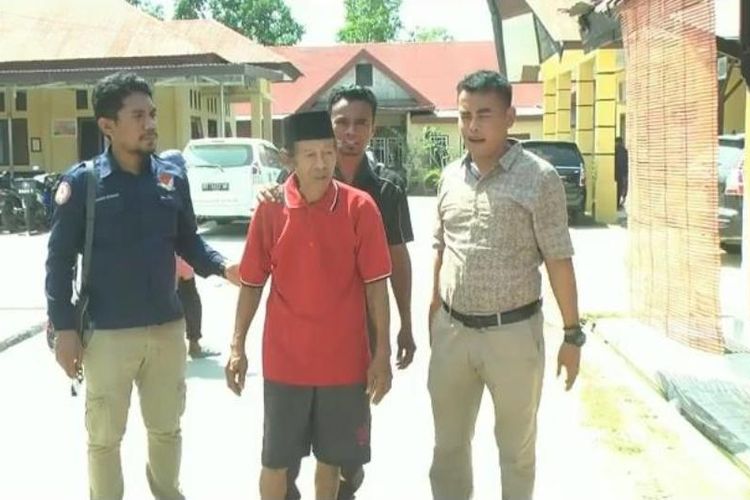 Satuan Reskrim Polres Muna kembali menangkap seorang oknum guru sekolah dasar yang melakukan pencabulan terhadap dua orang muridnya. Oknum guru berinisial LN (baju merah) ini diduga telah beberapa kali melakukan pencabulan terhadap dua muridnya di dalam ruang kelas.