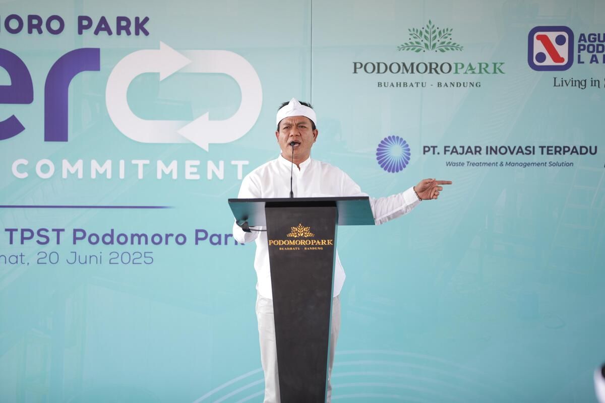 Bupati Bandung Dadang Supriatna saat memberikan sambutan di Podomoro Park di Kecamatan Bojongsoang, Kabupaten Bandung, Jawa Barat, Jumat (20/6/2025)