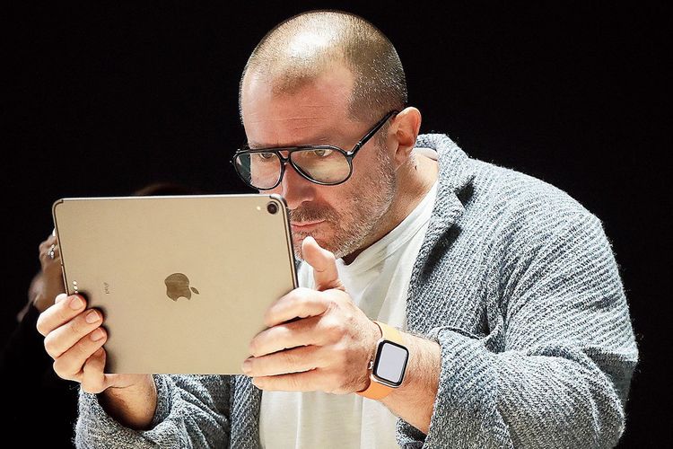 Mantan kepala desain Apple, Jony Ive.