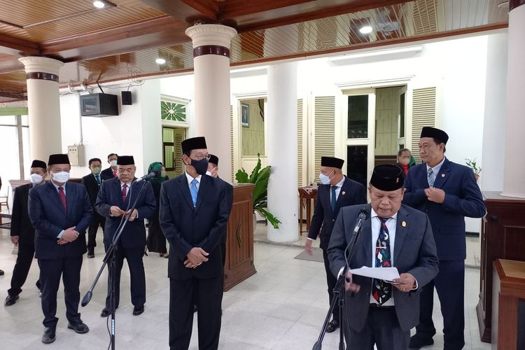 Ketua DPRD DIY Nuryadi (kanan) dan Gubernur DIY Sri Sultan HB X setelah penetapan di gedung DPRD DIY, Selasa (9/8/2022)