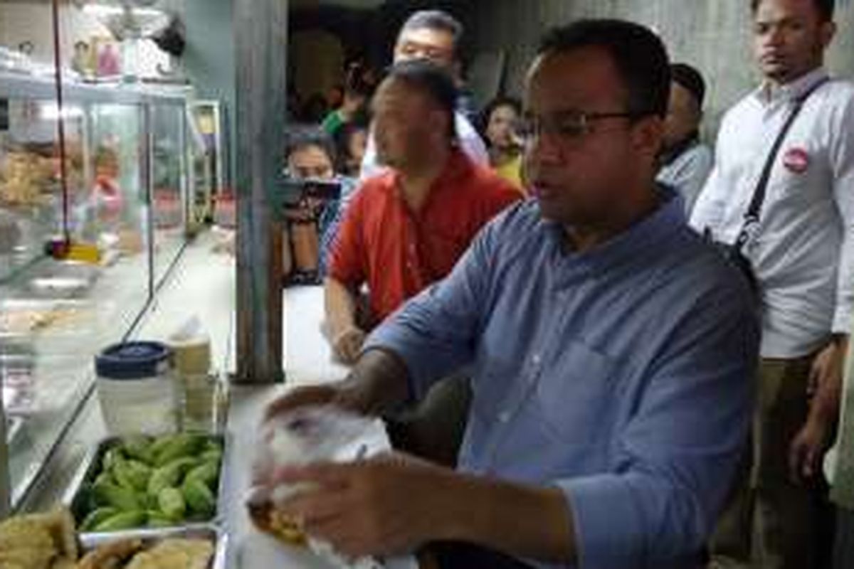 Calon gubernur DKI Jakarta Anies Baswedan makan usai kampanye di RW 04 Kelurahan Ancol, Kecamatan Pademangan, Jakarta Utara, Jumat (18/11/2016) sore. 