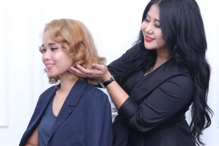 Cindy B Soewarna (berdiri), pemilik Gorgeous Beauty & Hair Studio Bekasi.
