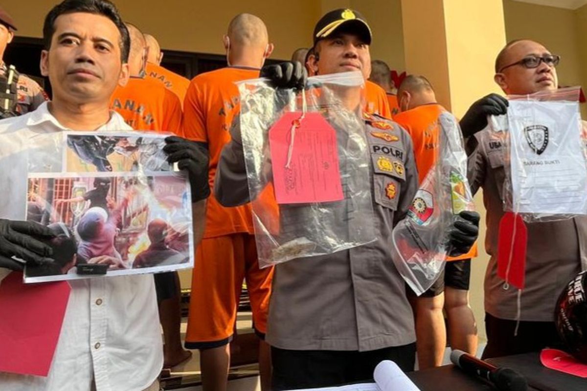 Waka Polres Madiun Kota, I Gusti Agung Ananta (tengah) menunjukkan barang bukti bom molotov yang dilemparkan tersangka di Mapolres Madiun Kota, Selasa (9/9/2025) petang. Tersangka melemparkan bom molotov saat unjuk rasa ricuh terjadi di Kantor DPRD Kota Madiun, Jawa Timur, Sabtu (30/8/2025).