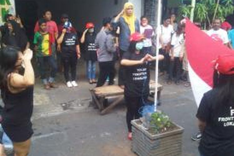 Upacara pembukaan lokalisasi Dolly-Jarak oleh para PSK di gang dolly.