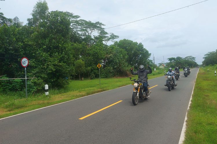 Tim riding Discovering National Road of Java 2024 saat melintasi salah satu ruas jalan Jalur Pansela di DIY.