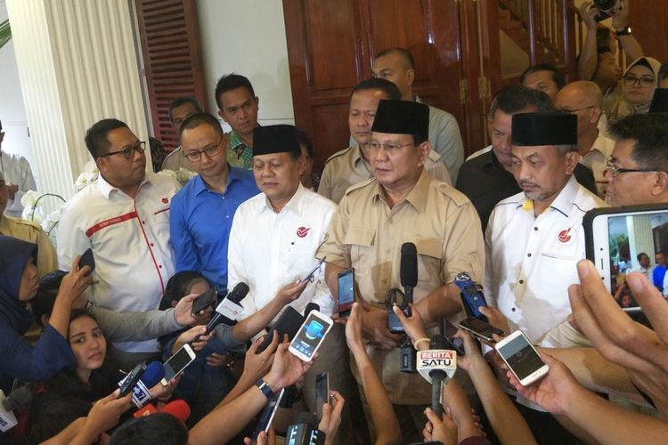 Ketua Umum Partai Gerindra Prabowo Subianto seusai bertemu dengan Presiden Partai Keadilan Sejahtera (PKS) Sohibul Iman dan Sekjen Partai Amanat Nasional (PAN) Eddy Soeparno di kediaman pribadinya, Jalan Kertanegara, Kebayoran, Jakarta Selatan, Kamis (1/3/2018).  Dalam pertemuan tersebut hadir pula pasangan Mayjen TNI (Purn) Sudrajat dan Ahmad Syaikhu yang maju dalam Pilkada Jawa Barat 2018.