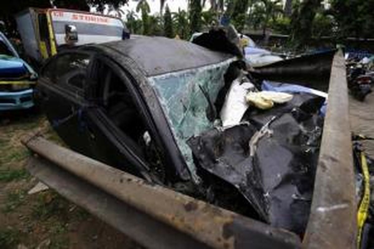 Mobil Lancer yang mengalami kecelakaan dengan Mobil Gran Max di Tol Jagorawi KM 8, terparkir di Kantor Satuan Wilayah Lalu Lintas (Satwil Lantas) Polres Metro Jakarta Timur di Kebon Nanas, Minggu (8/9/2013).