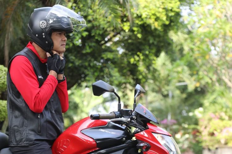 Gubernur Jawa Tengah, Ganjar Pranowo mengendarai motor.