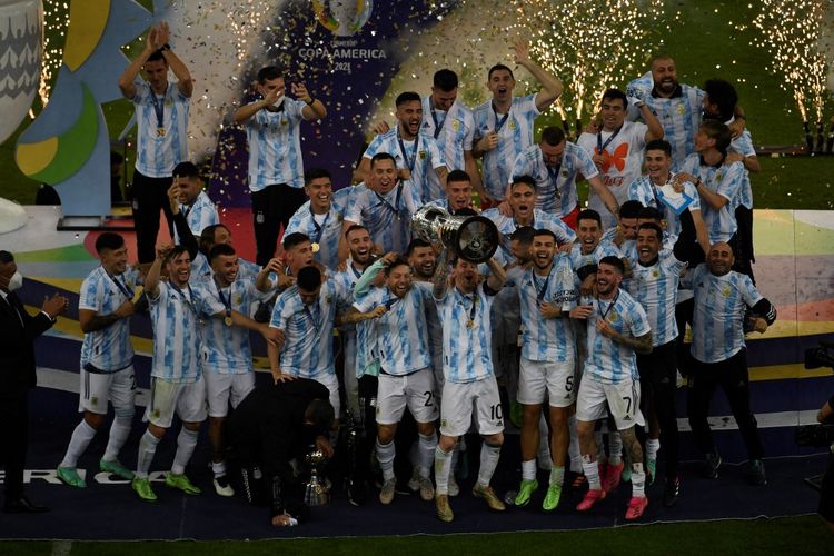 Skuad Argentina merayakan di podium dengan trofi setelah memenangkan pertandingan final turnamen sepak bola Copa America Conmebol 2021 melawan Brasil di Stadion Maracana di Rio de Janeiro, Brasil, pada 10 Juli 2021.