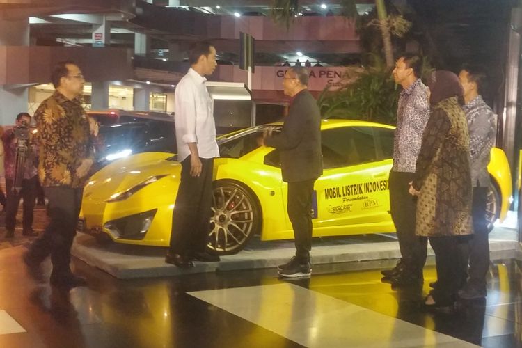 Dahlan Iskan Pamerkan mobil listrik Selo kepada Jokowi