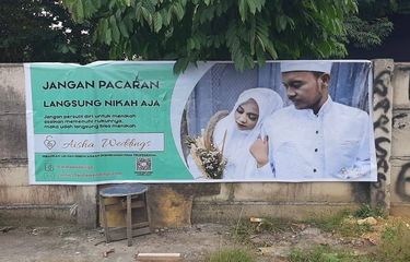 Tangkapan layar spanduk berisi iklan wedding organizer, Aisha Wedding.