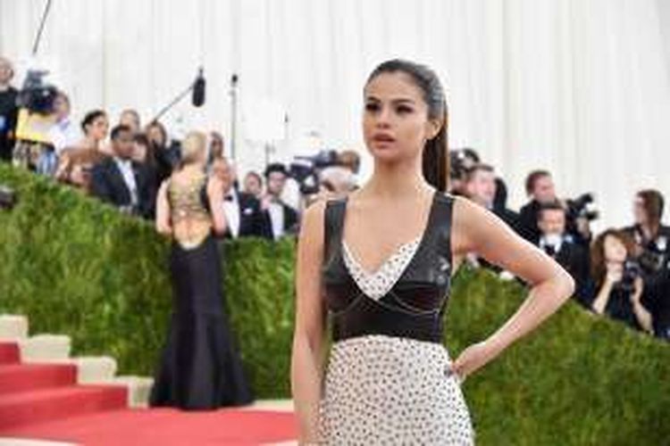 Selena Gomez menghadiri perhelatan 'Manus x Machina: Fashion In An Age of Technology' Costume Institute Gala atau yang biasa disebut Met Gala di Metropolitan Museum of Art, New York, AS, Senin (2/5/2016) waktu setempat. 