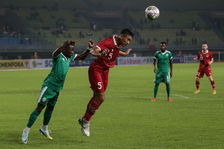 Pemain timnas Indonesia, Ridho Ramadhani berusaha menguasai bola saat bertading dengan pemain timnas Burundi pada pertandingan FIFA Matchday di Stadion Patriot Candrabhaga, Bekasi, Sabtu (25/3/2023). Indonesia menang 3-1 atas Burundi