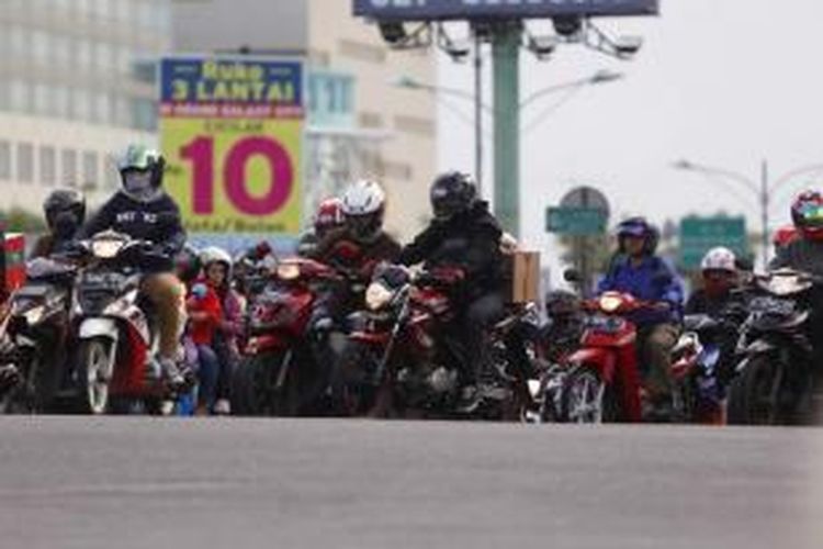 Sejumlah pemudik bersepeda motor melintasi ruas Jalan Kalimalang, Bekasi, Jawa Barat, Selasa (14/7/2015). Arus pemudik bersepeda motor diperkirakan akan melonjak mulai malam ini hingga satu hari sebelum Lebaran Idul Fitri 1436 H.