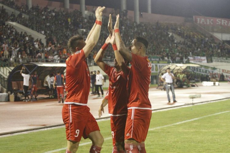 Para pemain Persija merayakan gol yang dicetak ke gawang PSMS Medan.