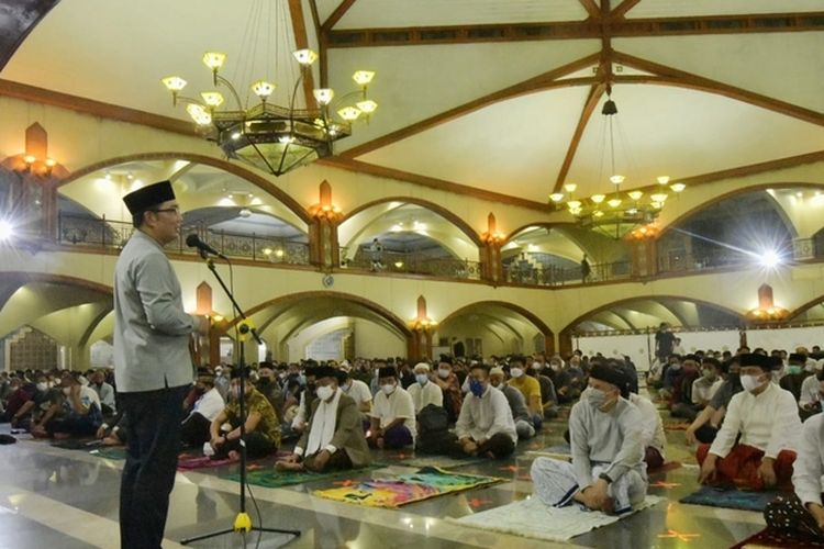 Gubernur Jawa Barat Ridwan Kamil salat tarawih pada malam pertama Ramadan 1443 hijriyah di Masjid Pusdai, Kota Bandung, Sabtu (2/4/2022).