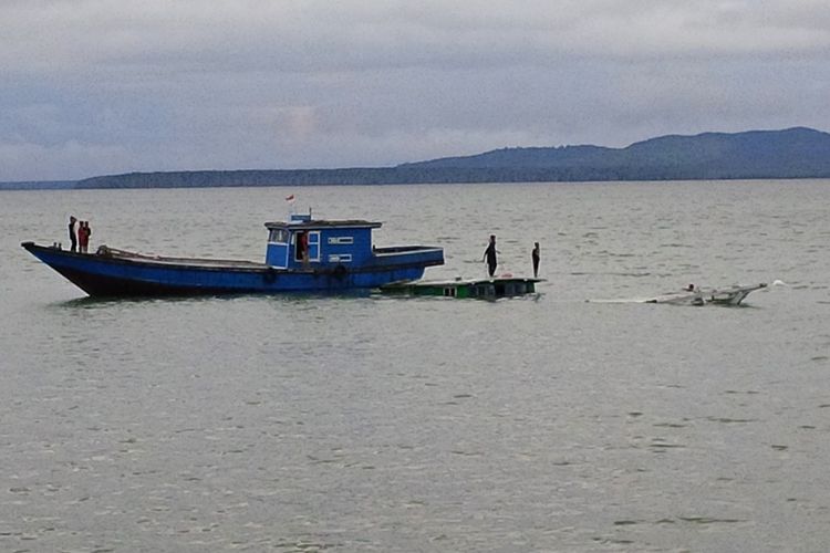 Kapal kayu yang sarat muatan barang kebutuhan pokok dan kebutuhan lain dari Malaysia tenggelam di Perairan Sungai Bolong Nunukan. Kapal karam karena pompa air yang dimilikinya mati.  Dari 70 ton barang bawaan hanya 30  persen barang bawaan yang bisa diselamatkan.